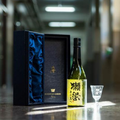 ご寄附(お礼の品:獺祭~磨きその先へ~ 広島学院70周年記念ボトル、校章入り化粧箱入)